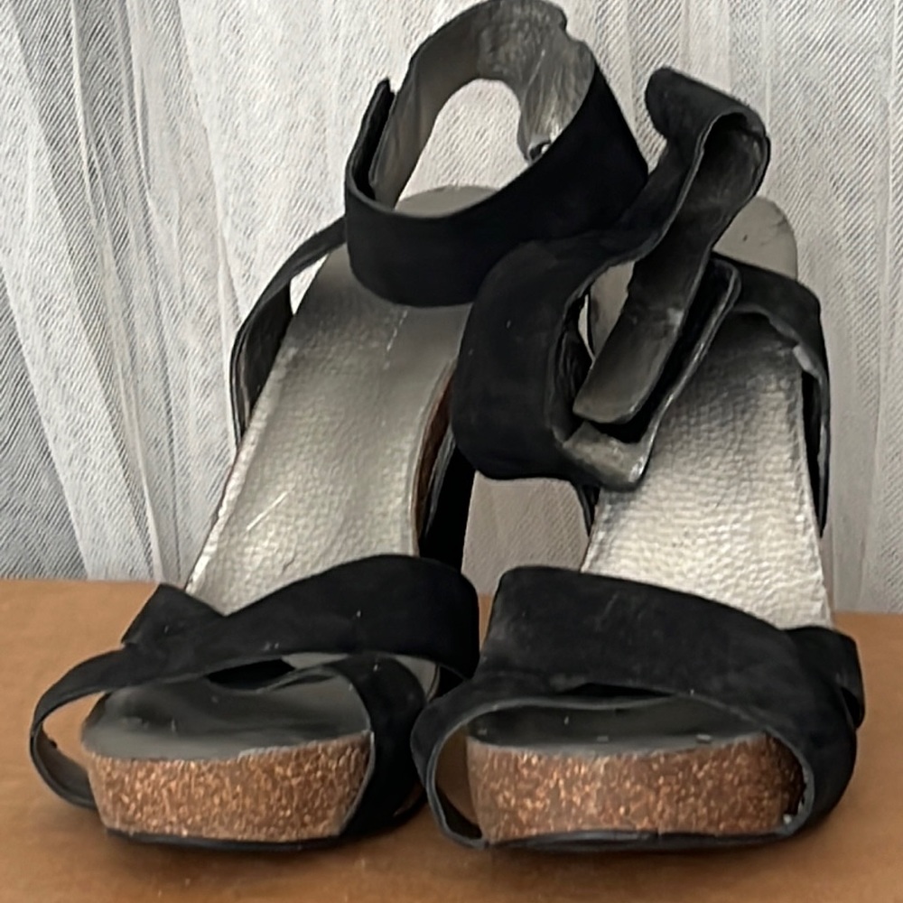 ⭐️ Nine West black & silver strappy 5” platforms 1.5” velcro closure women 8.5